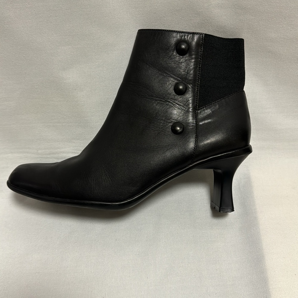 Cover Girl black ankle boots with zipper, elastic in the back - Picture 3 of 9